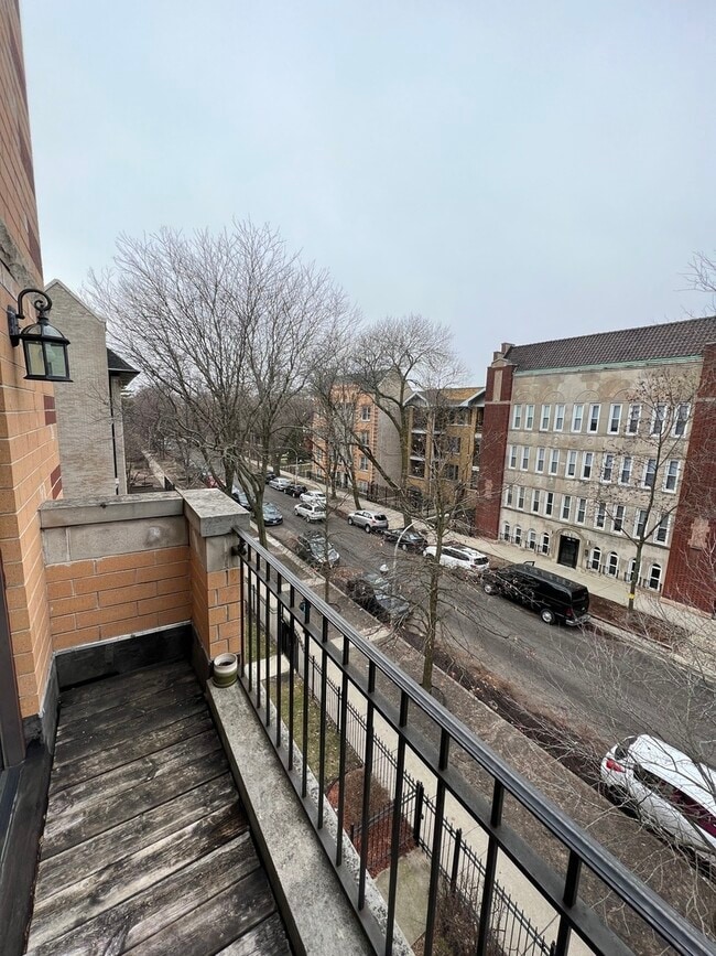 Building Photo - 4101 N Kenmore Ave