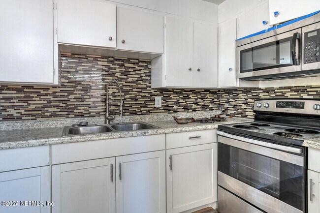 Building Photo - 1265 W 26th St