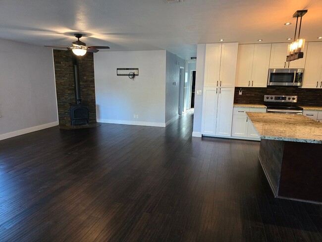 Building Photo - Beautiful Updated Rental in LOP