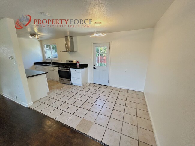 Building Photo - 2 Bedroom 1 Bath - Nicely Updated home wit...