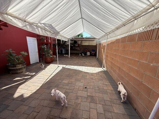 Building Photo - 4 bed 3 bath plus 2 Extra Bonus Rooms with full bathroom in the back yard