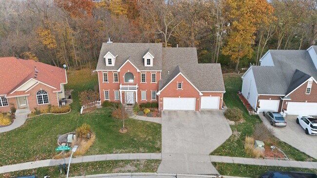 Building Photo - TIMELESS COMFORT!! 4 Bedroom, 4 Bathroom Home in Urbandale!