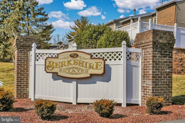 Building Photo - Recently updated Berkshire Estates Condo