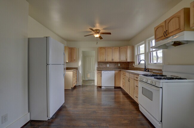 Building Photo - 114 N Willow St