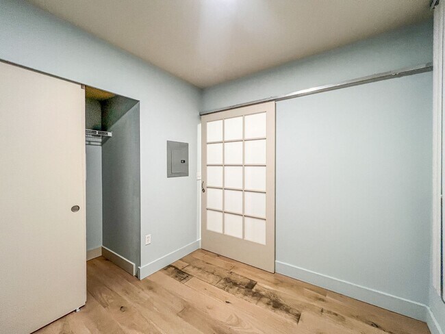Building Photo - 1bd/1ba Seattle Condo