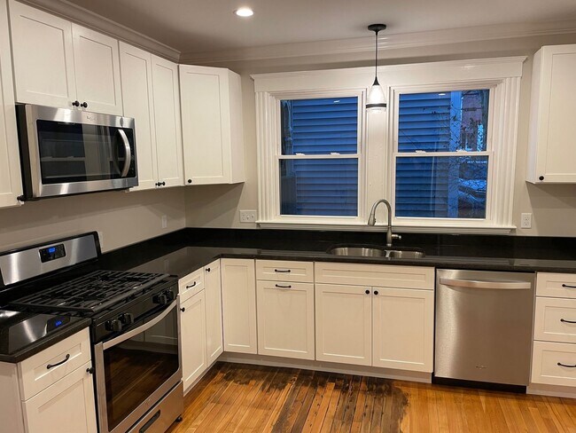 Building Photo - 94 Mellen St