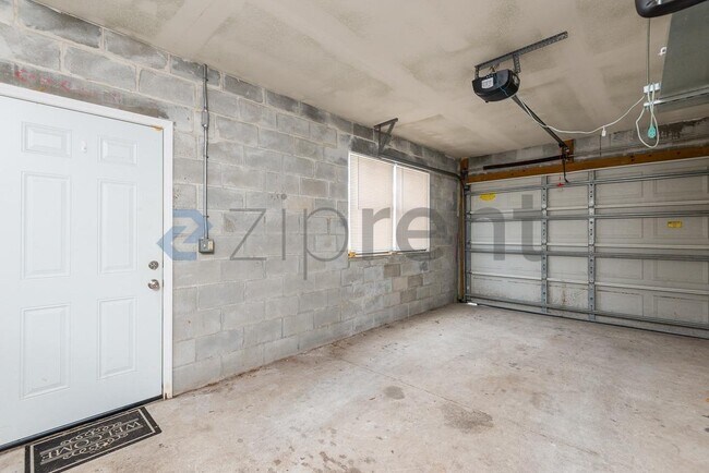 Building Photo - Unit