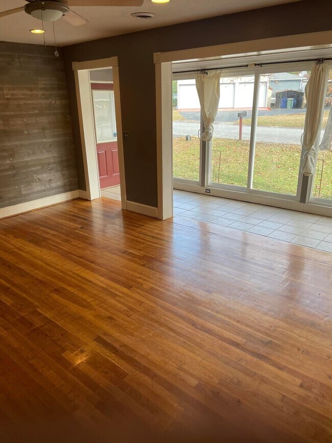 Building Photo - 3938 Edmond Dr