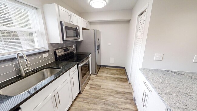 Building Photo - BEAUTIFUL 2 Bedroom, 1 bath in the heart of Clintonville available June 1! SEE IT TODAY!