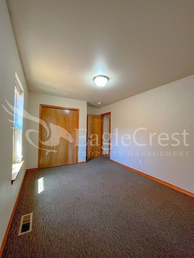 Building Photo - Large 6-Bedroom Whitman Neighborhood House; Students Welcome!