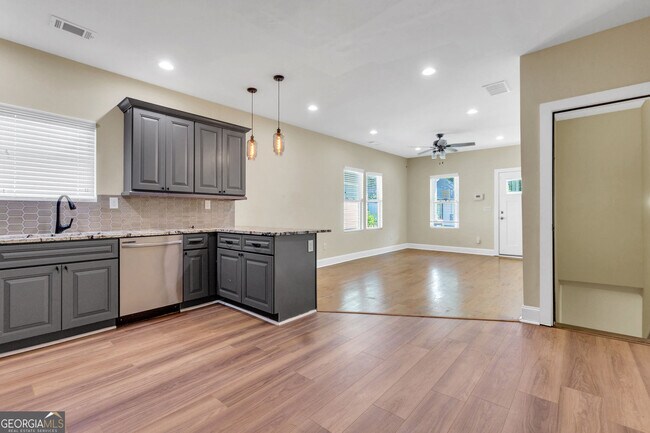 Building Photo - 998 Mayson Turner Rd NW