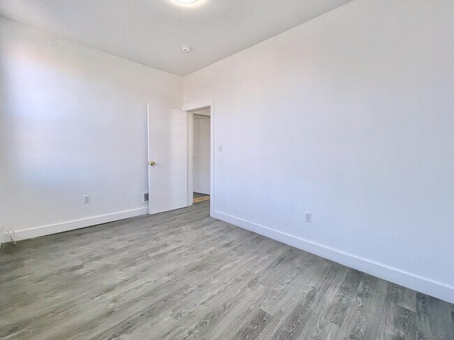 Building Photo - 389 Monmouth St