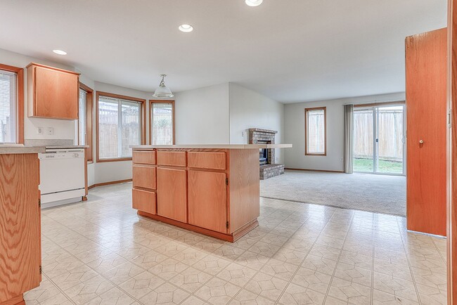 Building Photo - Spacious Single Level Home w/ Fully Fenced...