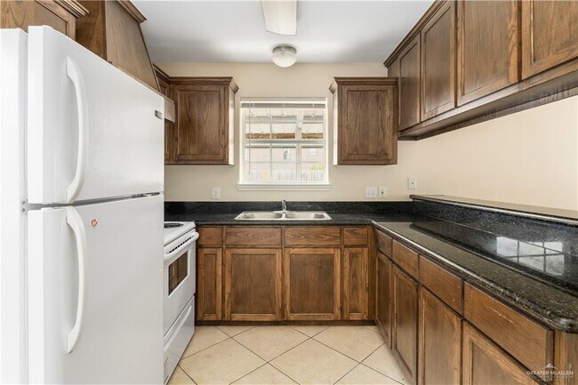 Building Photo - 13 Lacywood