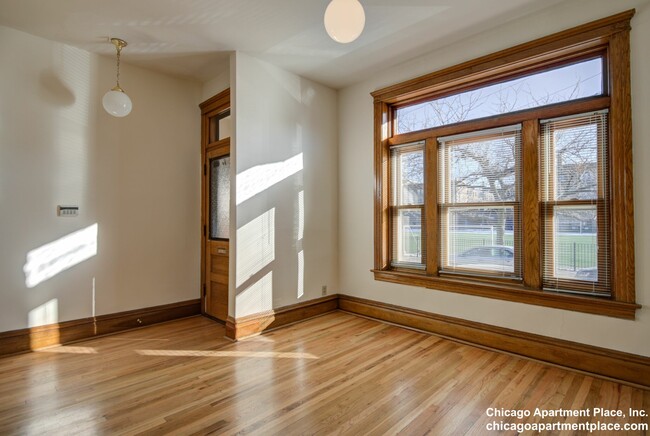 Building Photo - 638 W Drummond Pl
