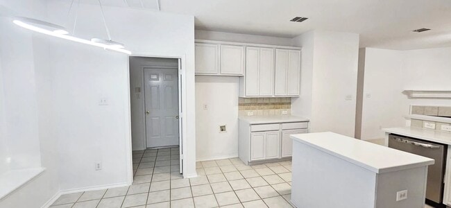 Building Photo - Spacious 2,324 Sqft 4-Bedroom Home with Gr...