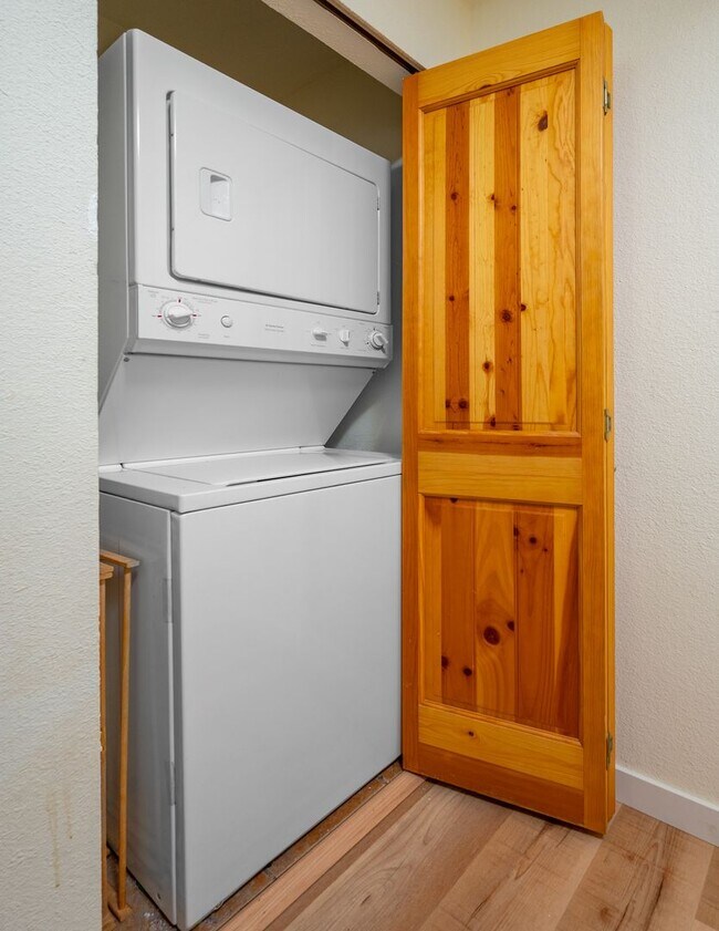 Building Photo - Available Now this Lovely One Bedroom Condo