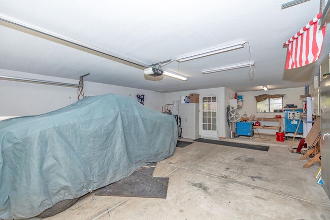 Building Photo - Spacious 2-Bedroom Home with Room to Roam ...