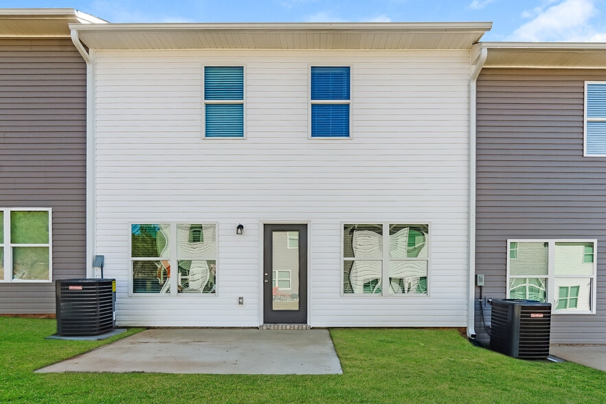 Building Photo - 108 The Heights Dr