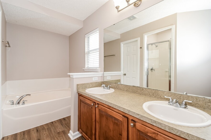 Building Photo - 2908 Majestic Oaks Ln