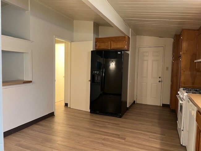 Building Photo - 22 Candy St