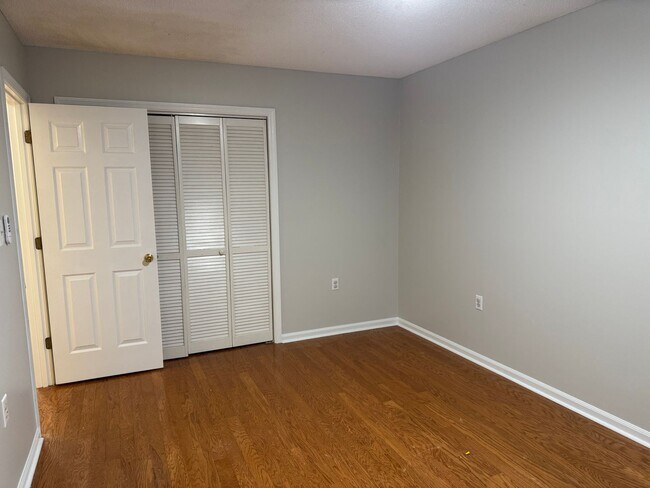 Building Photo - 2 bedroom Townhouse