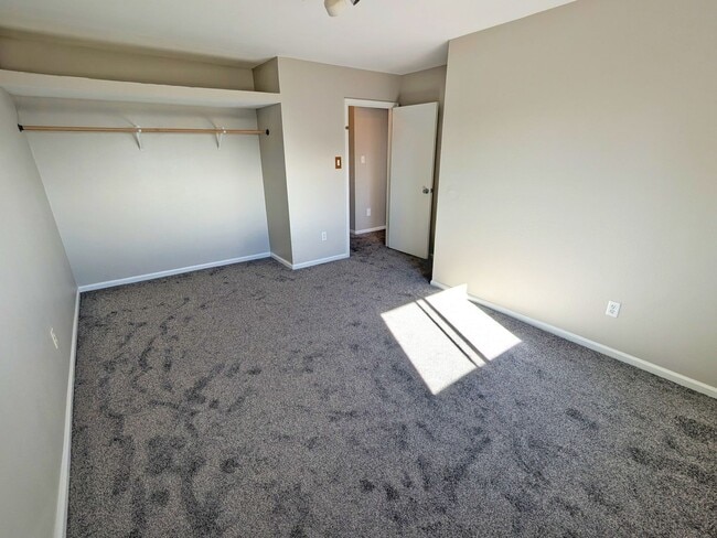 Building Photo - 5 Bedroom Three Bath, Great Location