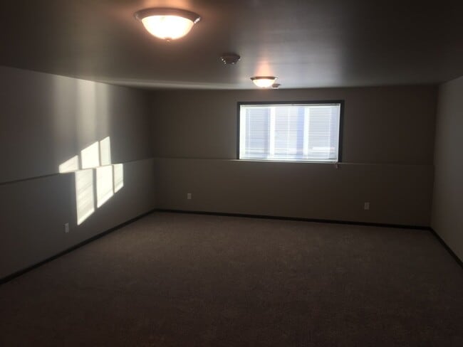 Building Photo - 4 Bed 3 Bath Single Family Home