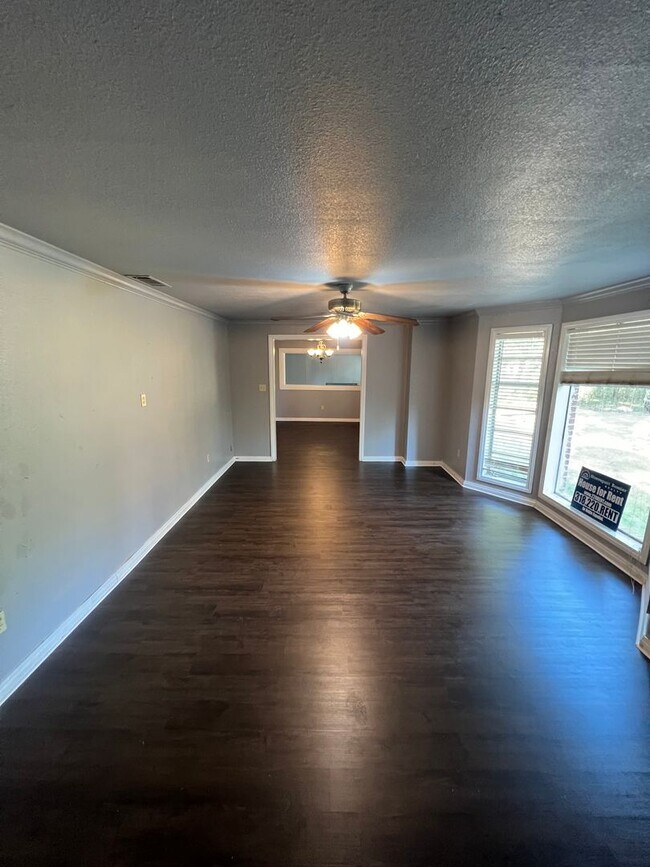 Building Photo - Massive 3/bed, 2 bath, newly updated!