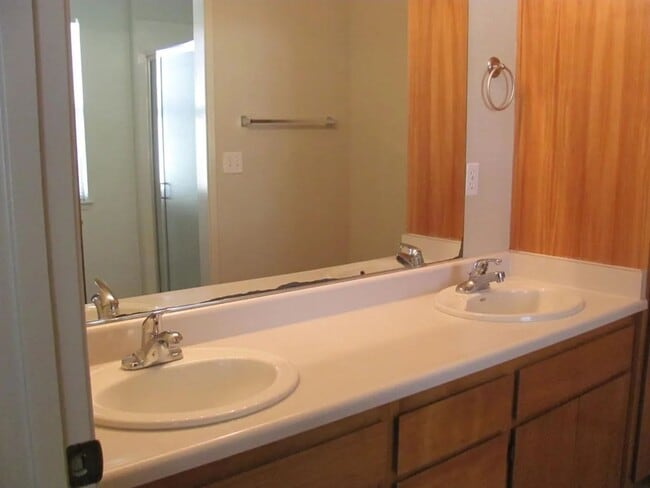 Building Photo - 461 Summertree Ln