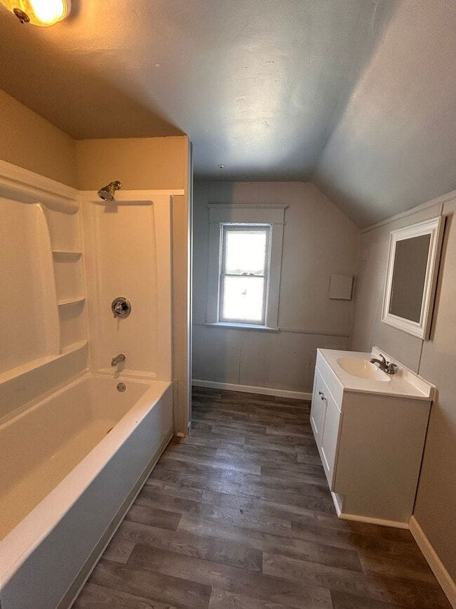 Building Photo - 1302 Sinclair St