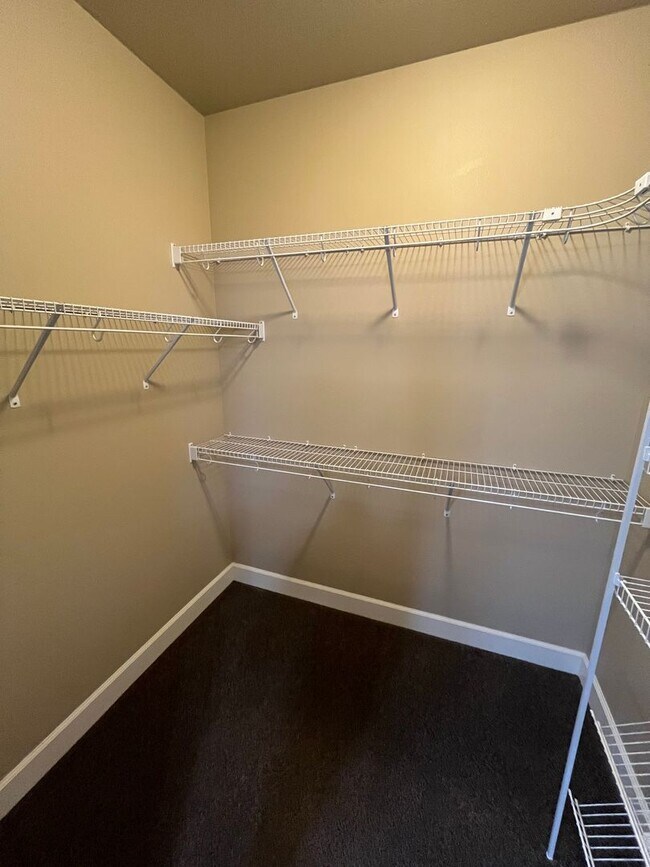 Building Photo - Spacious 3-Bed, 2.5 Bath Home with Community Pool in NE Bend