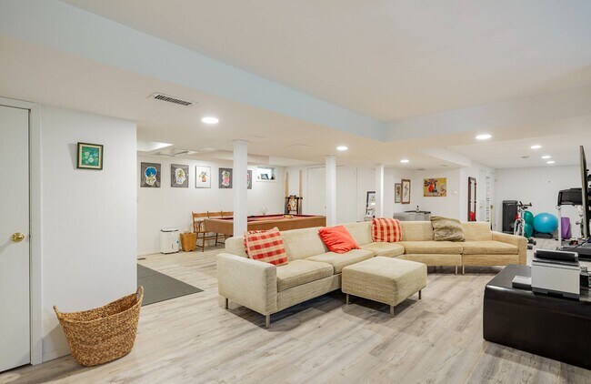 Building Photo - 49 Wooded Oak Ln