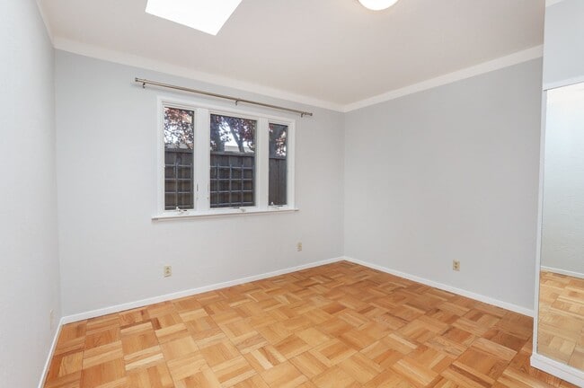Building Photo - 4 Bed / 2 Bath Welcoming Midtown Palo Alto...