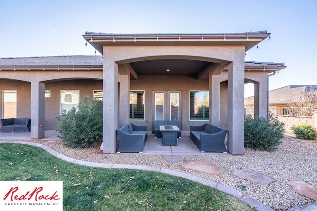 Building Photo - Stunning 2 Bedroom Fully Furnished Home. Community Pool & Mini Golf!