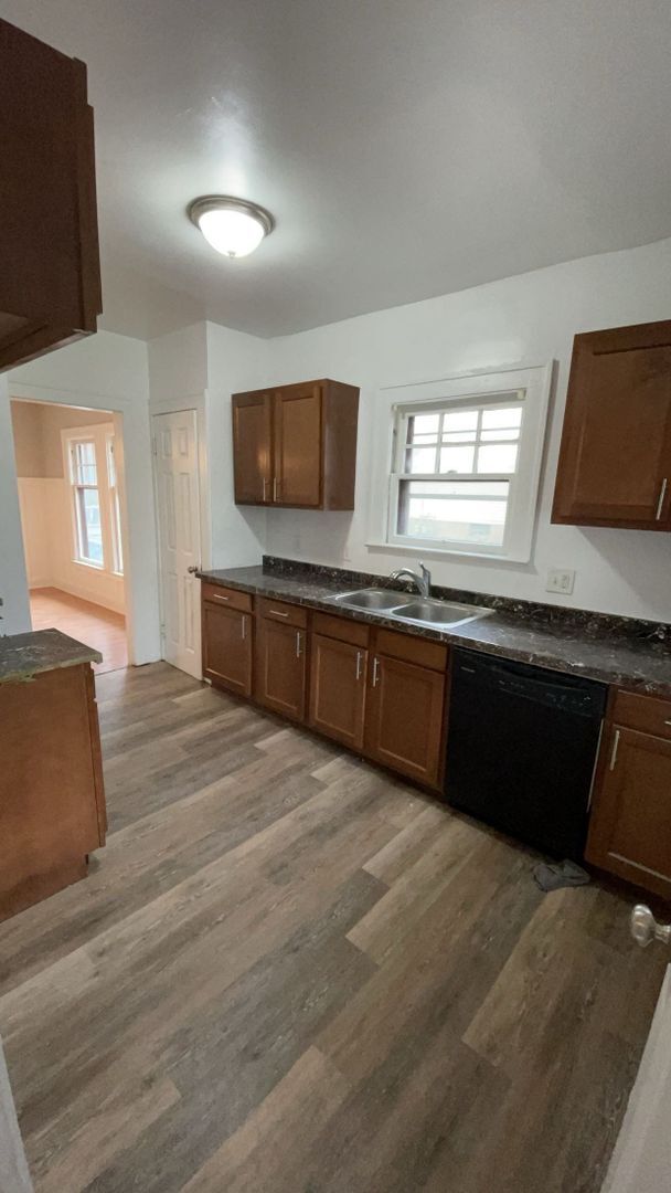 Building Photo - Hillcrest1642