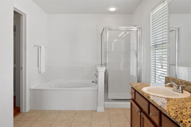 Building Photo - 905 Rocking Spur Cove