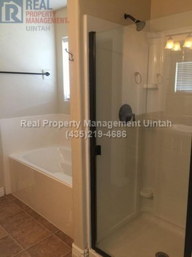 Building Photo - 3 bed 2.5 bath townhome in Fox Run