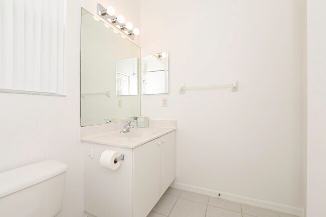 Building Photo - 522 SW Indian Key Dr
