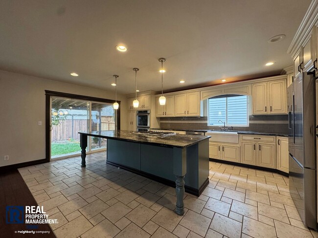 Building Photo - Spacious 4 Bed / 3 Bath Home with Loft, Fenced Yard & Covered Patio in Puyallup!