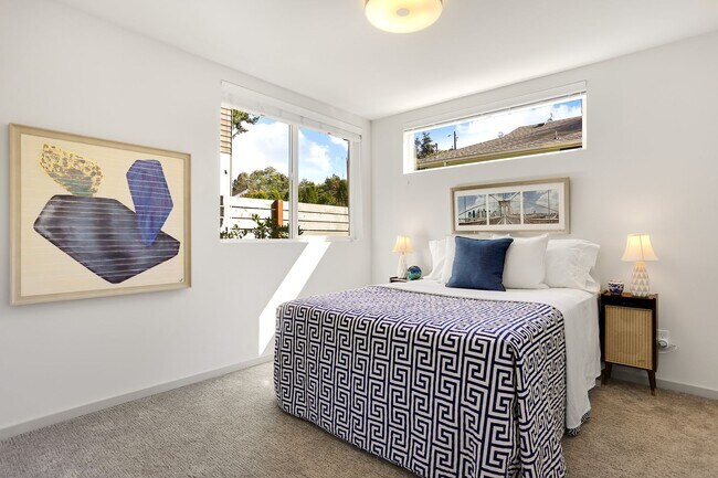 Building Photo - Lovely Ravenna 3bdrm/2.5 bath detached townhome  with 2 parking spaces.  - Available 8/1