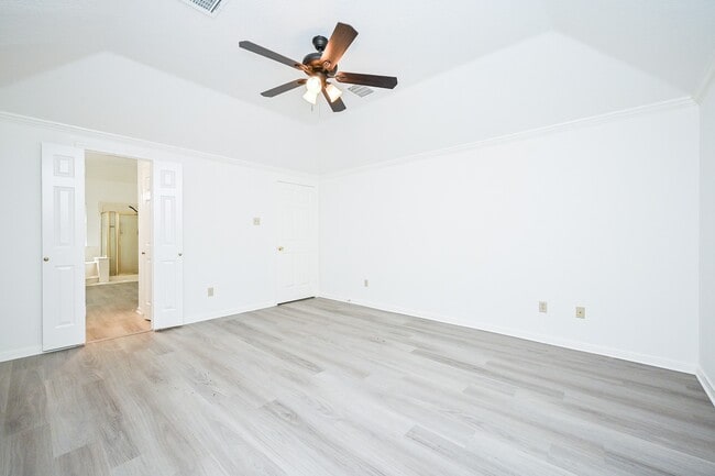Building Photo - 31 Silent Brook Pl