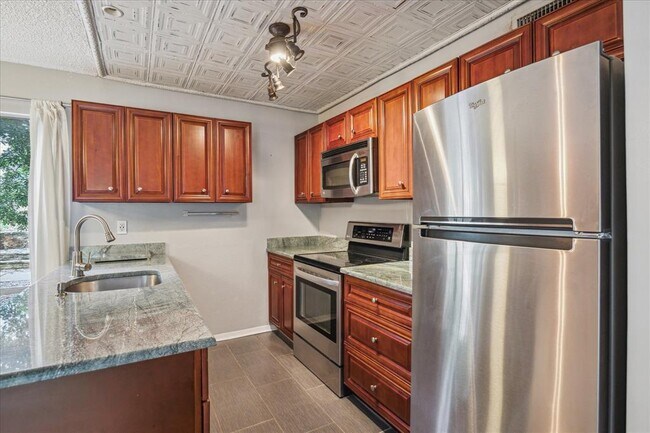 Building Photo - 1304 Mariposa Dr