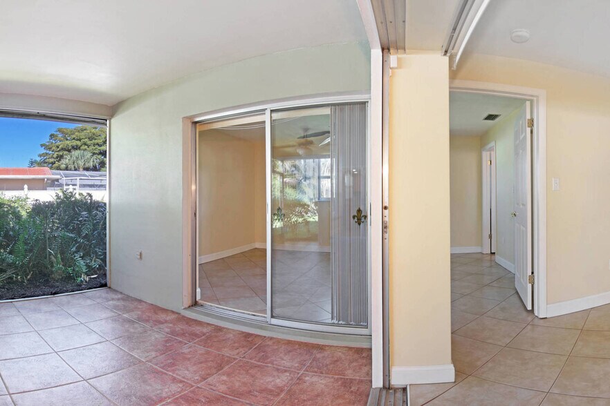 Building Photo - 5652 Eichen Cir