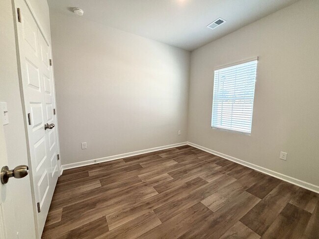 Building Photo - ABSOLUTELY BEAUTIFUL BRAND-NEW BUILD TOWNHOME
