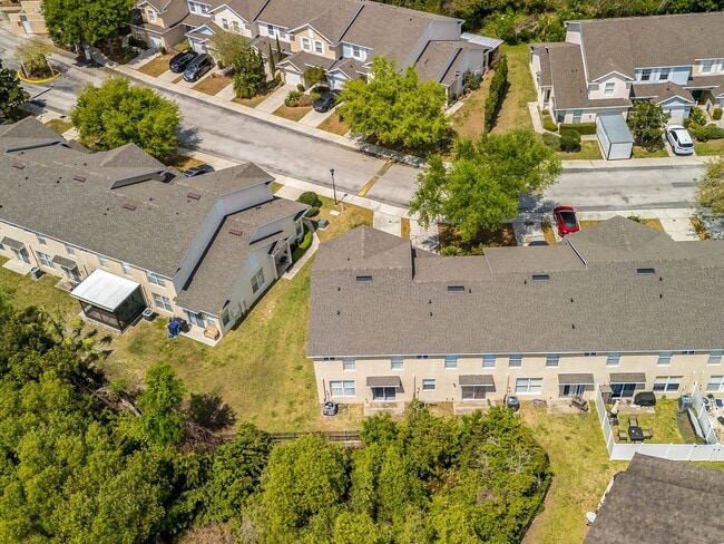 Building Photo - Riverview Townhome