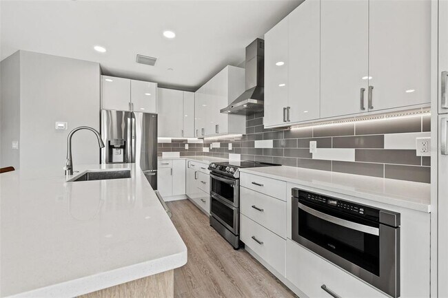 Building Photo - 12400 Capri Cir N