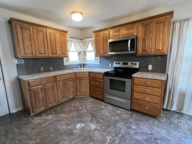 Building Photo - 920 E Walnut St