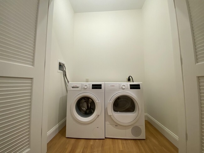 Building Photo - 875 Elm St