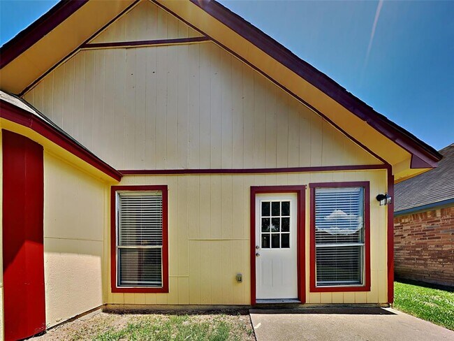 Building Photo - 16130 Canaridge Dr